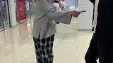 小姐姐前去搭讪，遇到这样的队友，简直是个猪队友