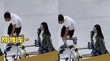 赵丽颖新剧溜冰路透曝光，工作人员当人肉推车，画质模糊难掩美貌