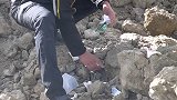 一个矿泉水瓶需要500年降解，我们给后人留下的不应该是这些，爱护环境人人有责。