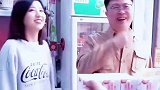 抠门男子带妻子去超市买东西，直接把超市老板整不会了！