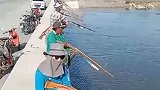 老挝抓鱼用自制弩箭，抓大鱼留小鱼