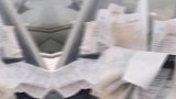 西安一面包车被贴60多张收费条