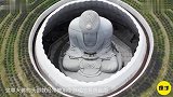 日本最“憋屈”的佛像被建在墓地里，只有头顶能被看到