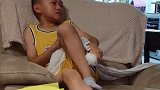 近日，云南德宏，7岁小男孩看许昕、刘诗雯乒乓混双第7局失利后，伤心大哭。奥运 乒乓球 德宏