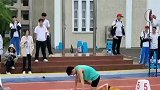 男生参加学校运动会米短跑，钉鞋被要求换下后光脚跑第一