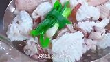 为什么饭店炒的鱿鱼又鲜又嫩，其实是有技巧的，大厨教你正确做法
