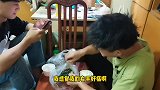 小伙最近心情不好！找朋友聊聊！