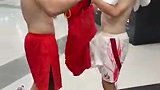 塞尔吉尼奥赛后与前鹿岛鹿角队友相马勇纪互换球衣