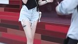 喜欢尬舞的小姐姐，事实证明了，自古街拍出美女！