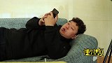 老婆给老公测体温，没想老公把温度计测爆了，怎么回事？