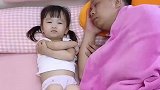 当老爸发现闺女没盖被子时，连忙拉过被子，不料父爱总是超不过1秒