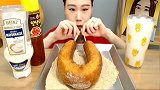 超大的热狗，小姐姐用手拿着就大口吃起来，这种吃法看着真过瘾