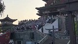 学生在滕王阁下集体背诵滕王阁序，场面壮观看呆路人