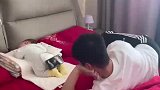 爸爸追剧，宝宝小屁股当支架