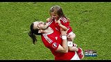 欧洲杯-16年-场上好球员场下好爸爸 贝尔赛后陪女儿嬉笑打闹-新闻