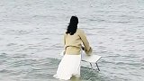小姐姐站在海中起舞，画面美到无法呼吸