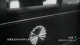 二战后，麦克阿瑟为改造日本，将日本天皇彻底赶下神坛