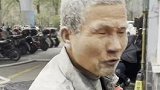 杂物间电线着火引燃杂物，六旬小区保安喷空灭火器全身被干粉包裹