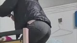 女生下床够不着楼梯，连忙向室友求救！