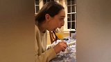 我敬你是条汉子，社会小姑娘，扛着醉酒闺蜜就走