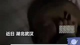 因爸爸鼾声太大，4个月大宝宝捂着耳朵睡觉