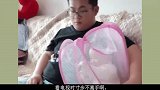 “巨省事奶爸”在家带娃看电视火了，萌娃这糟老头子坏得很！