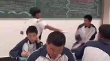 外套小伙二连躲避，老师和台下的同学都沉默了