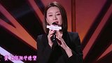 美女演唱《花的嫁纱》，歌声青涩，评委听了连连调侃