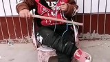 二哥没鞋穿，只好出来卖艺了