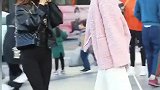 街角偶遇姑娘，五官精致，没想到接下来的举动真是吸引到我了！