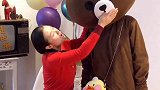网红熊向小姐姐撒娇，小姐姐直接无视，看到最后我忍不住笑了！