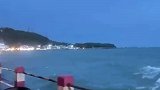 海水突然涌上岸，两名女生浑身湿透