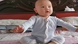 六个月萌娃坐不住，摔倒后开心的笑，真是太搞笑了