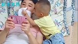 今天妈妈不在家，宝宝照顾爸爸，跟照顾小情人似的