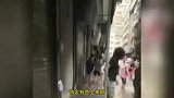 台风“桦加沙”引海水倒灌,一地有鱼群被冲上马路,市民上街捉鱼