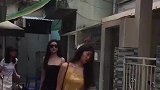 爆笑:隔壁老王的女儿,迷了小区一堆年轻小伙儿不能自已