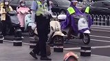 小朋友向正在执勤的交警敬礼，有爱的交警小哥 回礼。