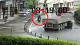 半挂车弯道甩尾猛撞2车 骑车夫妻俩双双身亡