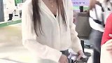 机场直拍！“浪姐”孟佳长发飘飘女神范足 装扮优雅不失性感