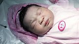 刚出生一个小时的宝宝，小嘴一直吐泡泡，可爱极了
