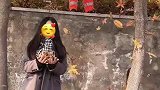 女生拍浪漫落叶照片，环卫大叔变道具组帮忙抛撒落叶