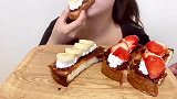 美女试吃脆烤吐司片配豆沙、奶油、香蕉、草莓
