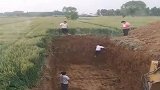 四个小伙下去浪，结果只上来两个，是活埋还是怎么着