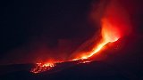 意大利：埃特纳火山夜间喷发，附近村庄布满火山灰