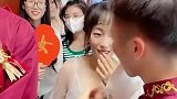 伴郎伴娘用嘴传递纸巾，没想伴郎一招让伴娘急了