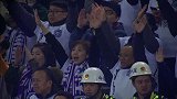 泰达球迷卖力助威球队最关键一战 老球迷双手祈祷令人感动