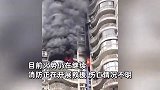 重庆一高层居民楼突发火灾，现场浓烟滚滚火势仍继续，伤亡情况不明