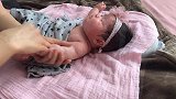 超可爱的小宝宝享受着全身按摩，这么肉乎乎的画面我可以看一整天