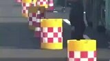 高速公路上快递车起火，数十名车主移开围栏为消防车开路