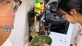 女子要为丈夫包饺子，丈夫看到老婆的操作后